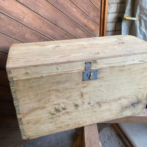 ART 495 Bahut bombé sapin sablé