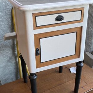 ART 499 Table de nuit rénovée