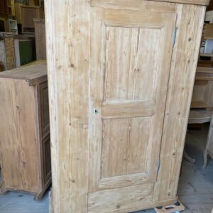 ART 769 Armoire bernoise sapin sablée