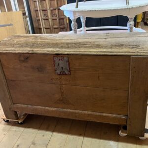 ART 868 Ancien bahut chêne sablé