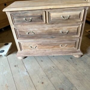 ART 941 Commode noyer sablée