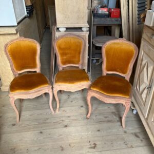 ART 950 3 chaises acajou sablées