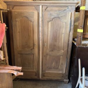 ART 969 Armoire noyer sablée