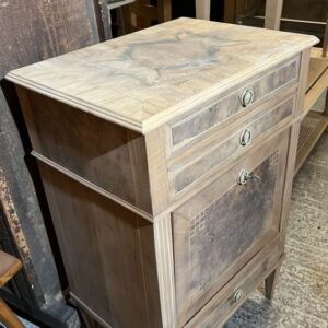 ART 988 Petit meuble sablé