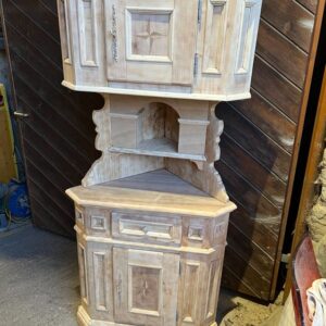 ART 991 Meuble d'angle marqueté sablé