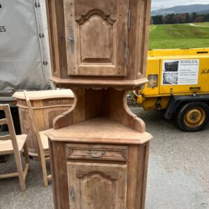 ART 993 Meuble d'angle noyer sablé