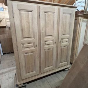 ART 994 Armoire chêne sablée