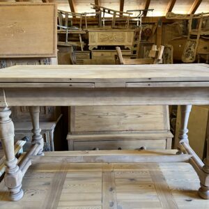 ART 1001 Table paysanne noyer sablée