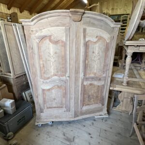 ART 1004 Armoire Fribourgeois marquetée sablée