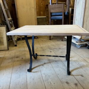 ART 997 Table basse marquetée en chêne sablé