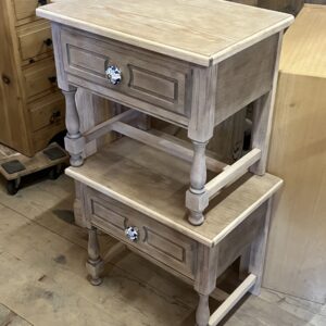 ART 1002 Paire tables de nuit en chêne sablées