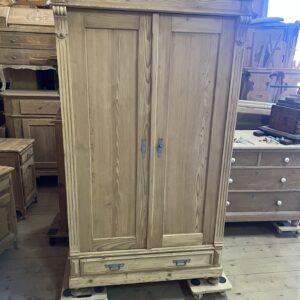 ART 1042 Armoire sapin sablée