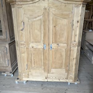 ART 1048-E Armoire sapin sablé