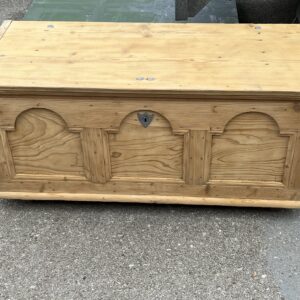 ART 1054-F Bahut sapin sablé