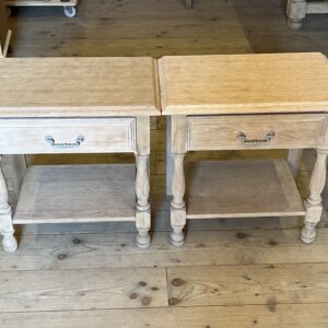 ART 1059-F Paire des tables de nuit en chêne sablé