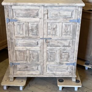 ART 1063-F Meuble espagnol sablé