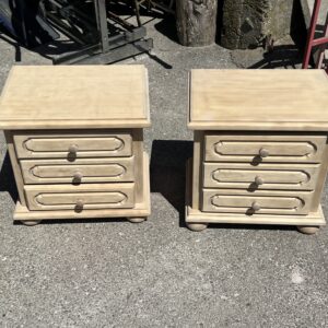 ART 1108-H Paire de tables de nuit sablé